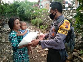 Babinkamtibmas Kalurahan Botodayaan Peduli warga terdampak COVID-19